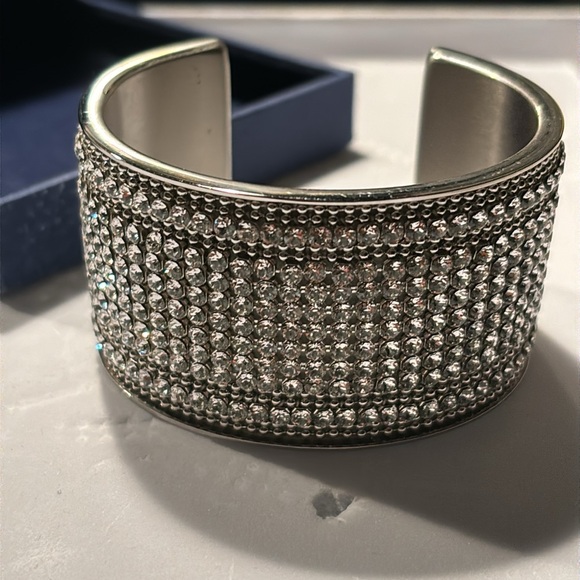 Gorgeous Authentic Signed Swarovski Diamond Cuff Size M. In box. Dazzling Cuff! - Picture 14 of 14